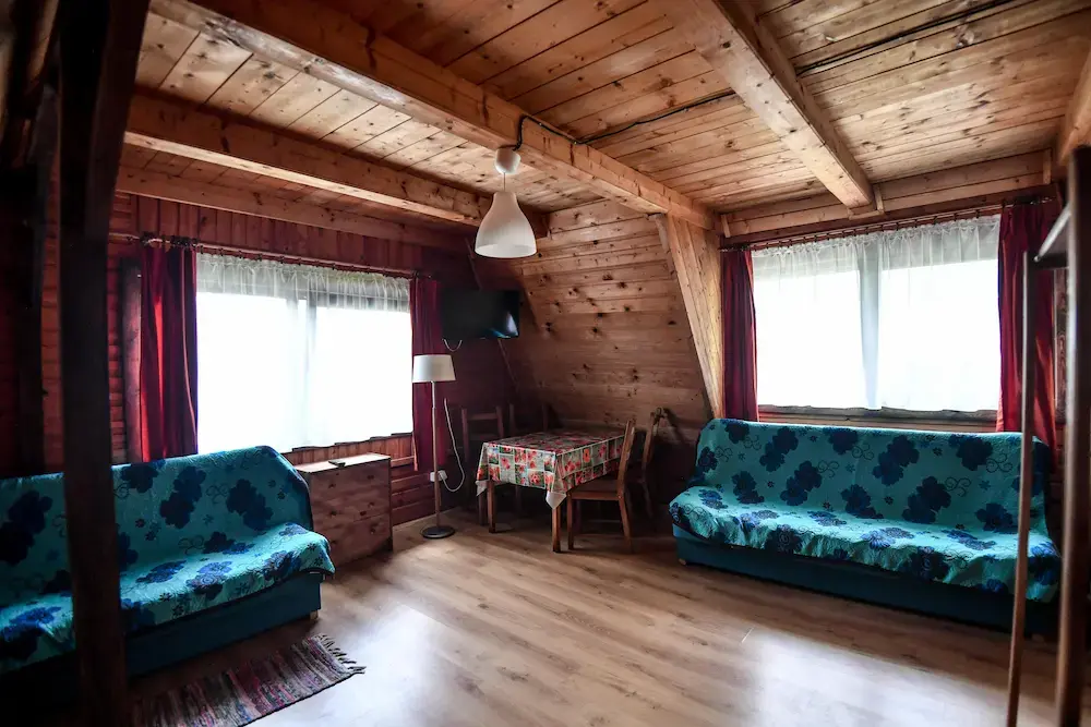 Przytulny salon z kanapą w domku letniskowym Krasnobród