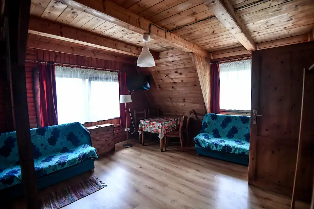 Przestronny salon z rozkładaną kanapą w domku wypoczynkowym